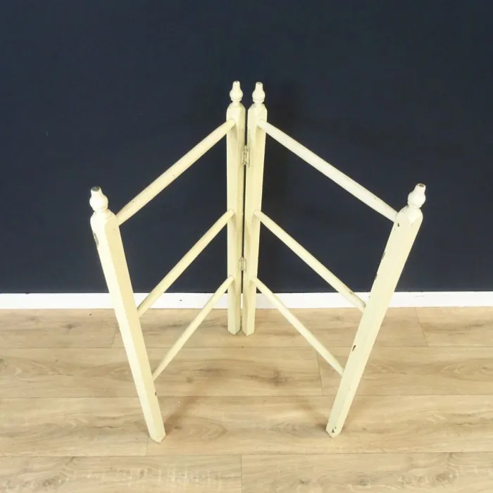 Ancien porte serviette pliant en bois blanc - Le palais des bricoles
