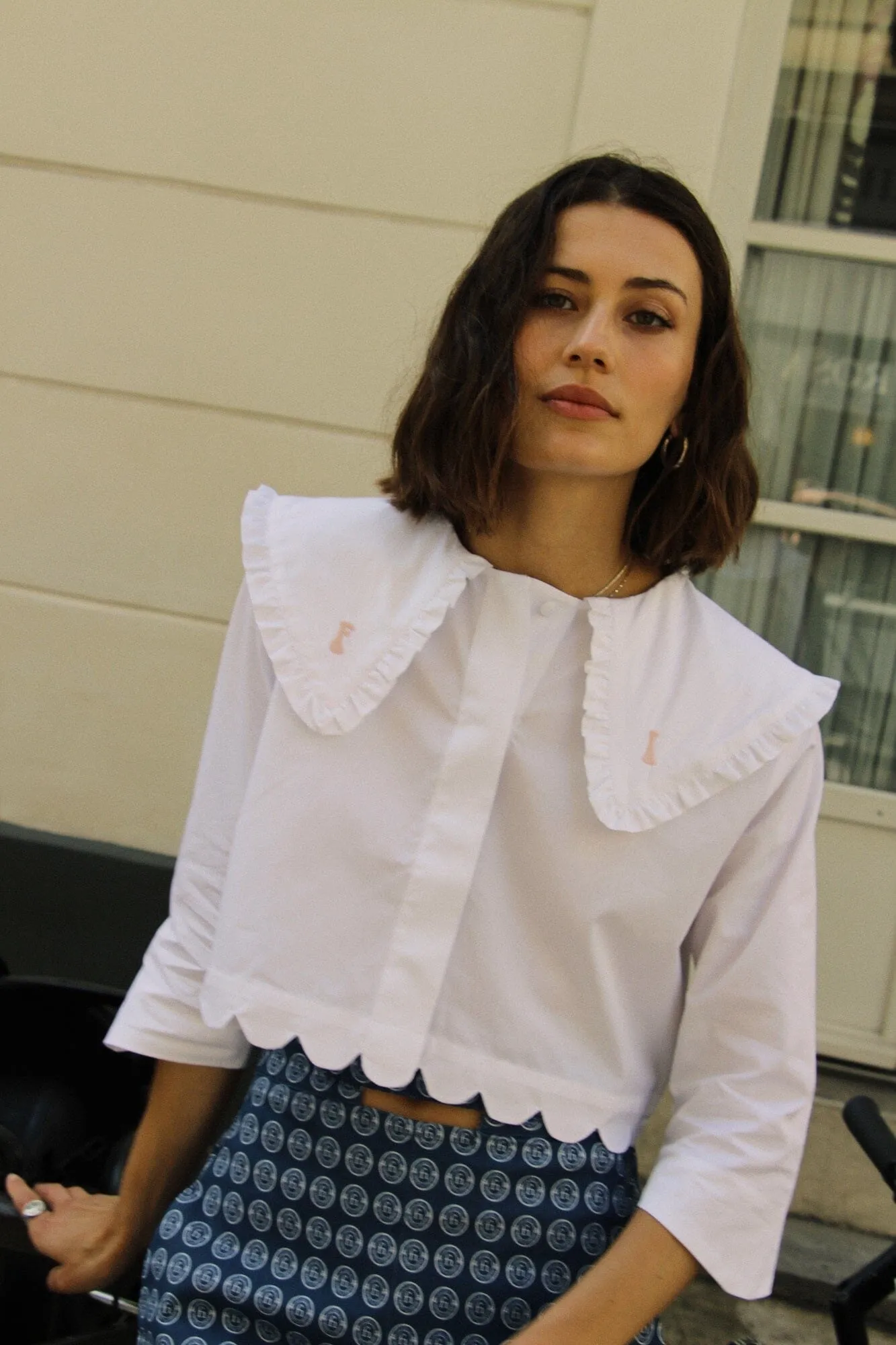 ANTOINETTE - Chemise cropped à col claudine oversized brodé en coton blanc