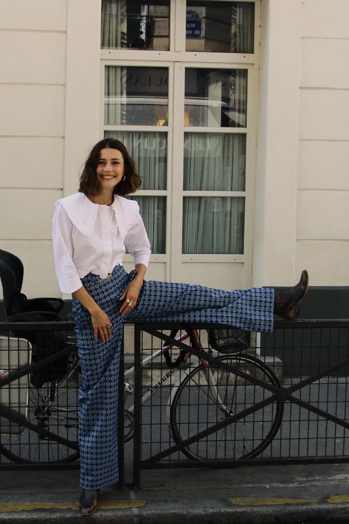 ANTOINETTE - Chemise cropped à col claudine oversized brodé en coton blanc