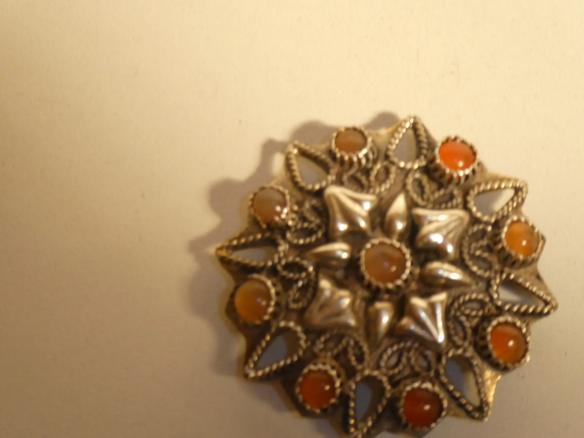 Broche en métal argenté