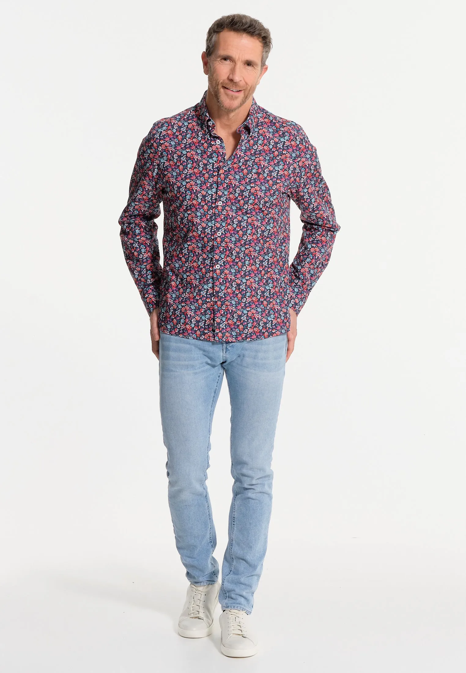 Chemise homme bleue et végétaux rouges-orangés