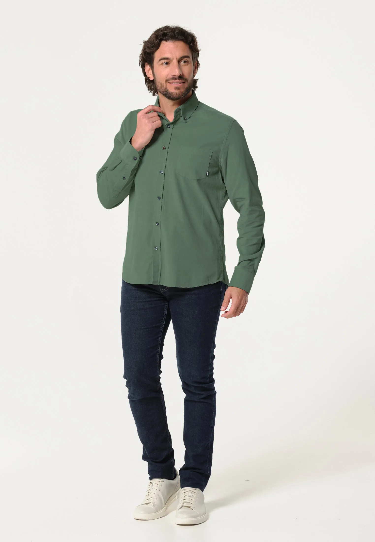 Chemise homme kaki et motif abstrait intérieur