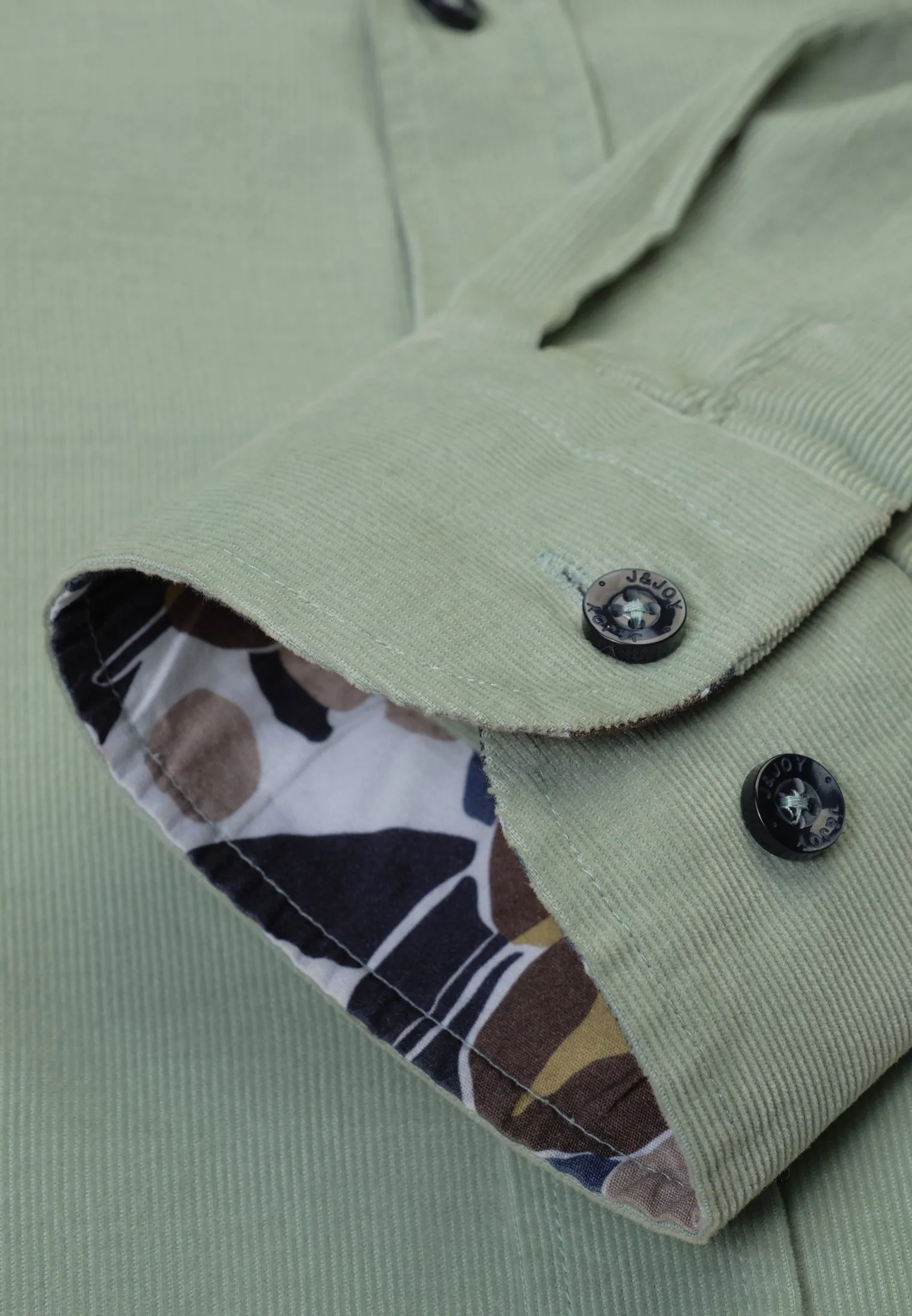 Chemise homme kaki et motif abstrait intérieur