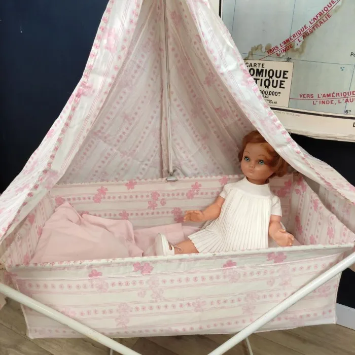 Lit de poupée Vintage BEBE CONFORT métal & tissu pliant - Le palais des bricoles