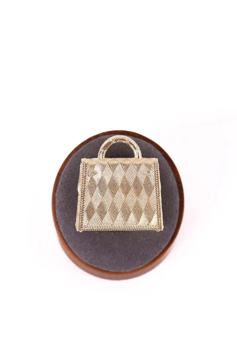 Pendentif Hermès doré en métal, taille 2.8cm x 3cm, pour femme, en très bon état, avec finition permabrass.