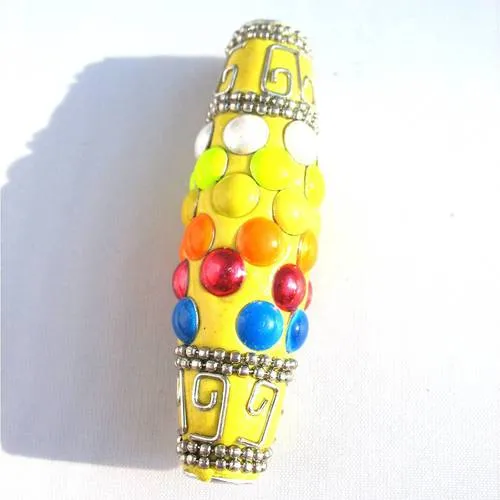 Perle indonésienne multicolore sur fond jaune