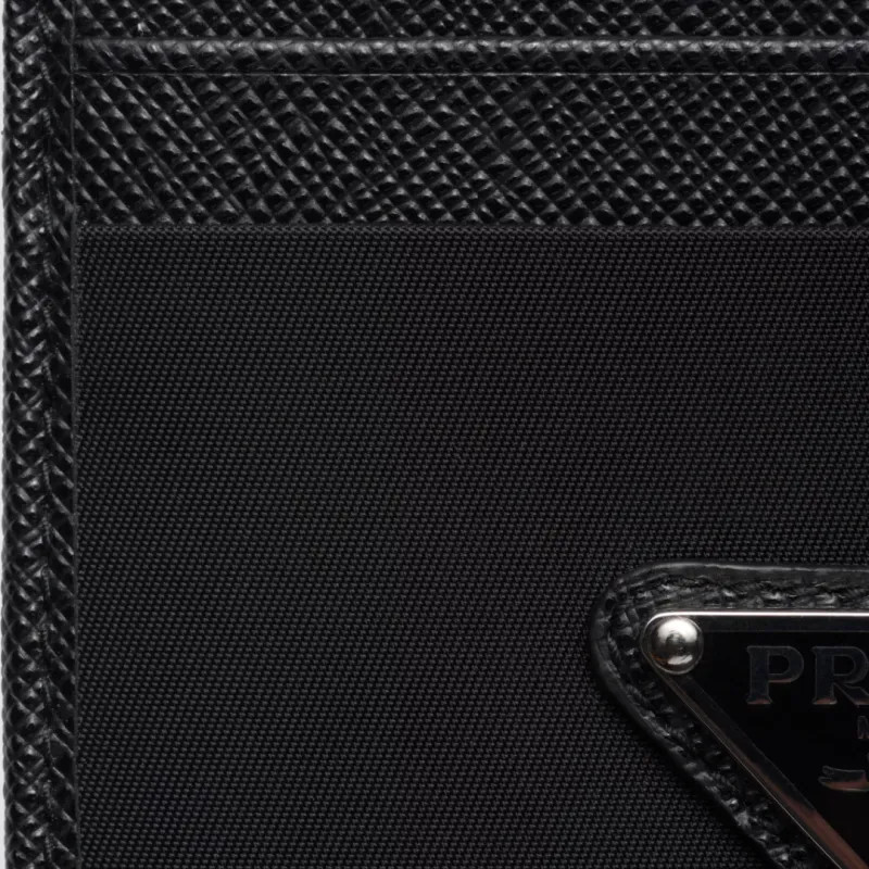 porte-cartes cuir Saffiano  noir logo triangle métal emaillé