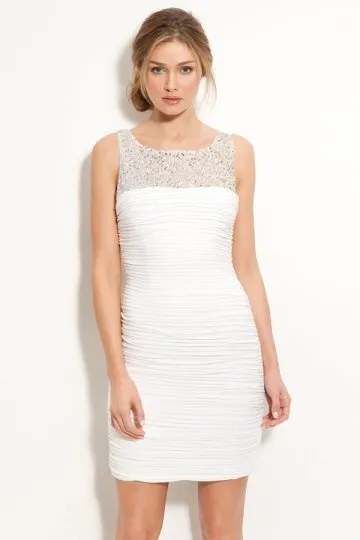Robe de fiançailles courte moulante à col illusion pailletée