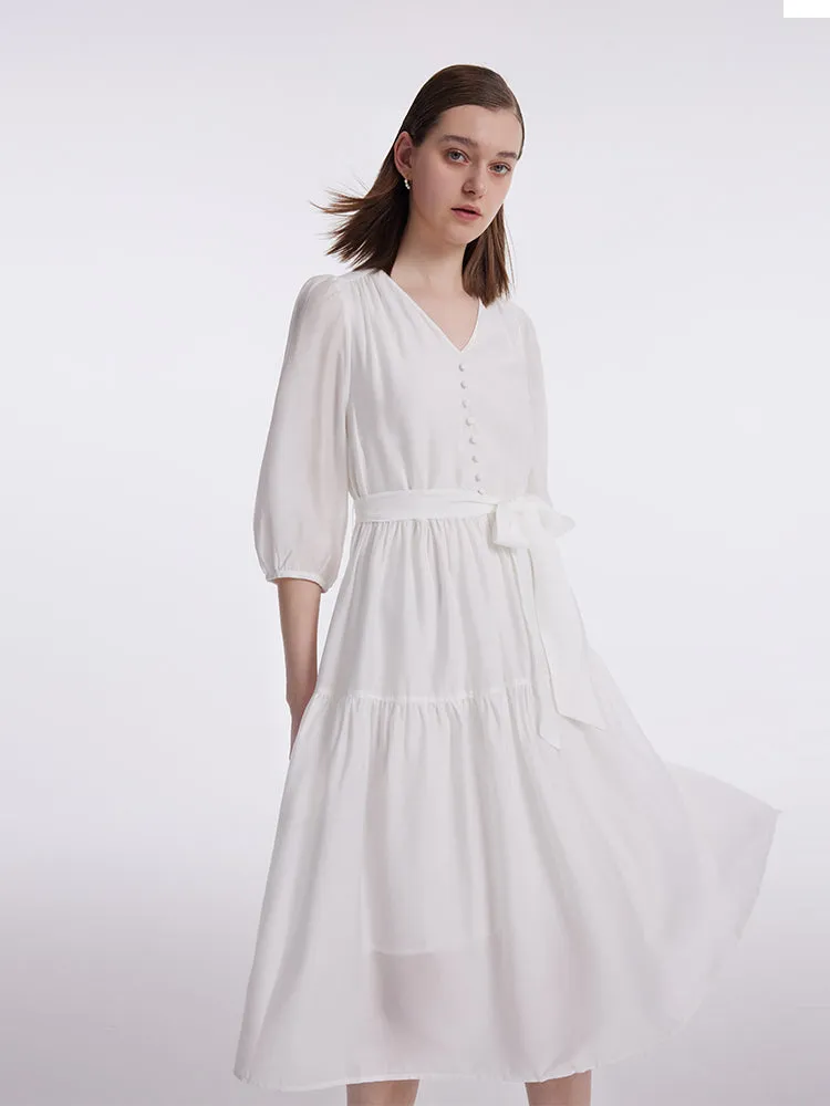 Robe mi-longue blanche à col en V et taille froncée