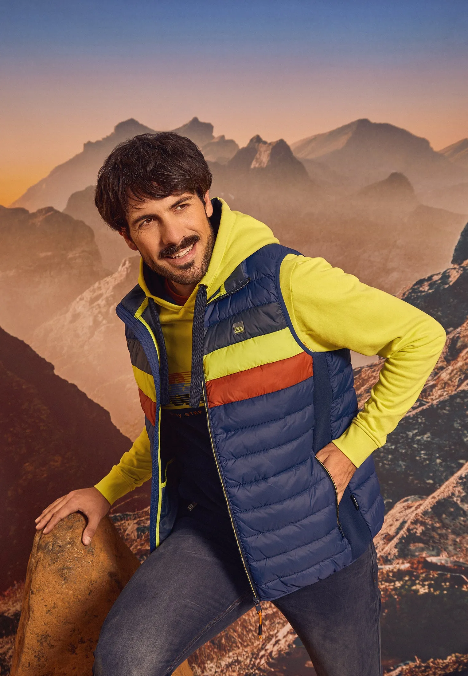 Veste homme bleue marine avec bandes colorées